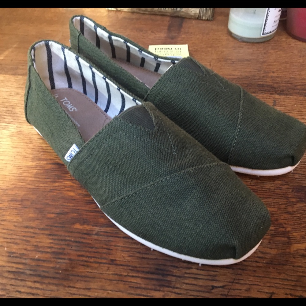 Tom’s Men’s Shoes size US 10.  NWT.